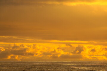 オレンジ色に染まる美しい夕焼けの海