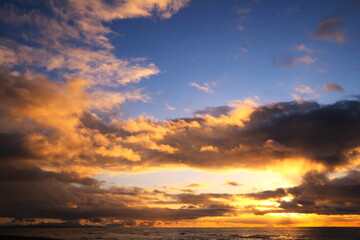 雄大な夕焼け雲と日本海に沈む夕日