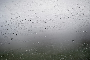 superficie llena de gotas de lluvia pequeñas