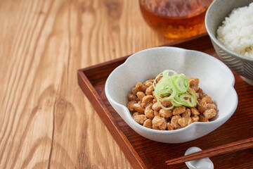 小鉢によそった納豆 - 発酵食品の食卓イメージ