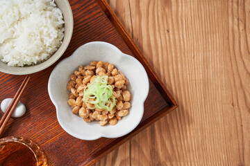 小鉢によそった納豆 - 発酵食品の食卓イメージ