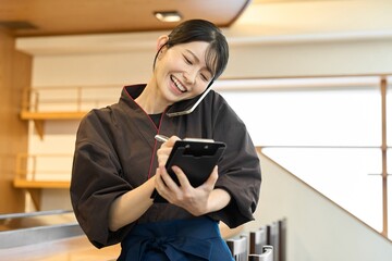 電話の予約を受ける笑顔の従業員
