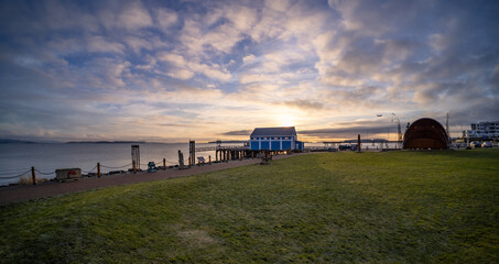 Obraz premium Scenic Sunset at Sidney Waterfront, Vancouver Island in British Columbia, Beautiful Sky