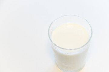 白い牛乳が注がれたグラス