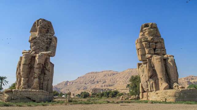 Los ic&oacute;nicos Colosos de Memn&oacute;n, guardianes de la historia egipcia en Luxor