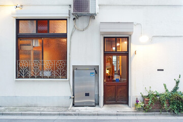 レトロな雰囲気のカフェの玄関