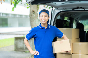 荷物を運ぶ配送スタッフ