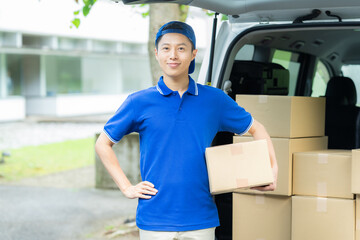 荷物を運ぶ配送スタッフ