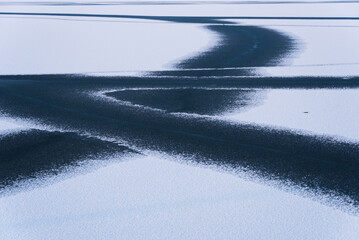 Zamarznięta woda na stawie, tło natury. © Elżbieta Kaps