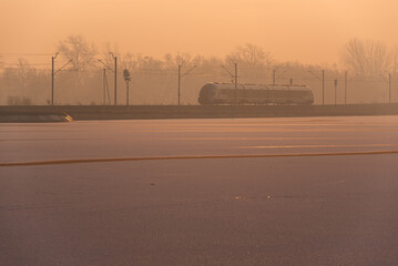 Pociąg na torach kolejowych w Goczałkowice zdrój, w zimowy poranek. © Elżbieta Kaps