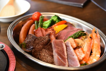 豪華なチーズフォンデュの具材（エビ、牛肉、エビetc）