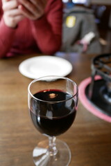 レストランの濃厚赤ワイン