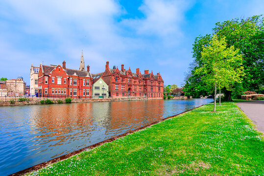Bedford. UK: Beautiful view of River Great Ouse and the Shire Hall from the Riverside