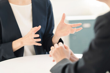 スーツを着た女性がカウンセリングをしているビジネスシーン。