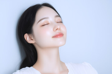 目を閉じ微笑む美肌の女性
