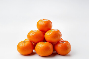 白い背景に山積みの日本のみかん