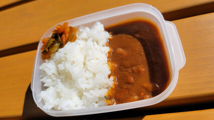 遠足で食べるカレーライス弁当・カレーライスランチ／Curry rice lunch for school excursions／소풍으로 먹는 카레 라이스 도시락 · 카레 라이스 점심