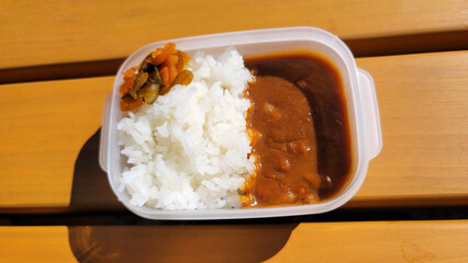 遠足で食べるカレーライス弁当・カレーライスランチ／Curry rice lunch for school excursions／소풍으로 먹는 카레 라이스 도시락 · 카레 라이스 점심