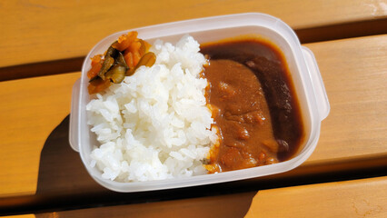 遠足で食べるカレーライス弁当・カレーライスランチ／Curry rice lunch for school excursions／소풍으로 먹는 카레 라이스 도시락 · 카레 라이스 점심