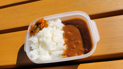 遠足で食べるカレーライス弁当・カレーライスランチ／Curry rice lunch for school excursions／소풍으로 먹는 카레 라이스 도시락 · 카레 라이스 점심