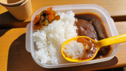 遠足で食べるカレーライス弁当・カレーライスランチ／Curry rice lunch for school excursions／소풍으로 먹는 카레 라이스 도시락 · 카레 라이스 점심