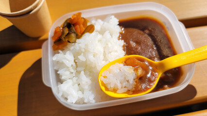 遠足で食べるカレーライス弁当・カレーライスランチ／Curry rice lunch for school excursions／소풍으로 먹는 카레 라이스 도시락 · 카레 라이스 점심