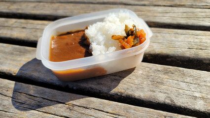 遠足で食べるカレーライス弁当・カレーライスランチ／Curry rice lunch for school excursions／소풍으로 먹는 카레 라이스 도시락 · 카레 라이스 점심