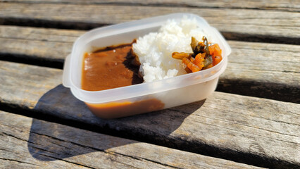 遠足で食べるカレーライス弁当・カレーライスランチ／Curry rice lunch for school excursions／소풍으로 먹는 카레 라이스 도시락 · 카레 라이스 점심