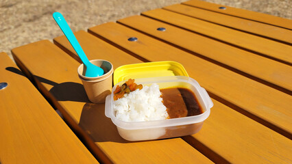 遠足で食べるカレーライス弁当・カレーライスランチ／Curry rice lunch for school excursions／소풍으로 먹는 카레 라이스 도시락 · 카레 라이스 점심