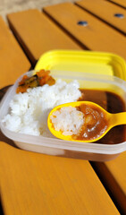 遠足で食べるカレーライス弁当・カレーライスランチ／Curry rice lunch for school excursions／소풍으로 먹는 카레 라이스 도시락 · 카레 라이스 점심