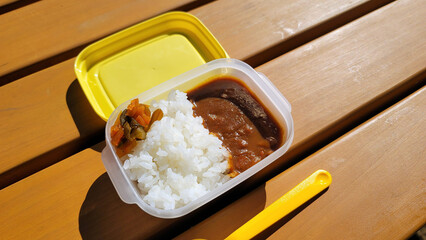 遠足で食べるカレーライス弁当・カレーライスランチ／Curry rice lunch for school excursions／소풍으로 먹는 카레 라이스 도시락 &middot; 카레 라이스 점심