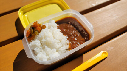 遠足で食べるカレーライス弁当・カレーライスランチ／Curry rice lunch for school excursions／소풍으로 먹는 카레 라이스 도시락 · 카레 라이스 점심