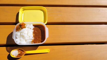 遠足で食べるカレーライス弁当・カレーライスランチ／Curry rice lunch for school excursions／소풍으로 먹는 카레 라이스 도시락 · 카레 라이스 점심