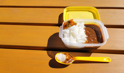 遠足で食べるカレーライス弁当・カレーライスランチ／Curry rice lunch for school excursions／소풍으로 먹는 카레 라이스 도시락 · 카레 라이스 점심