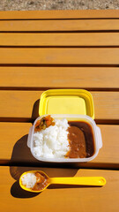 遠足で食べるカレーライス弁当・カレーライスランチ／Curry rice lunch for school excursions／소풍으로 먹는 카레 라이스 도시락 · 카레 라이스 점심