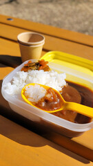 遠足で食べるカレーライス弁当・カレーライスランチ／Curry rice lunch for school excursions／소풍으로 먹는 카레 라이스 도시락 · 카레 라이스 점심