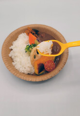 カレーライスをスプーンで食べる／Eat curry rice with a spoon／카레라이스를 숟가락으로 먹는다