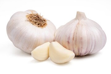 Obraz premium Fresh peeled garlic cloves, bulb with garlic slices isolated on white background.