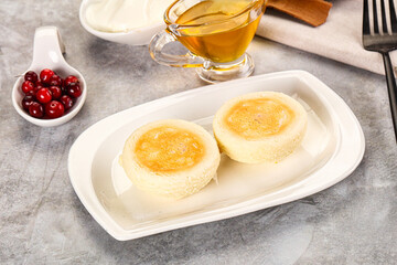 Roasted cheesecakes - Syrniki with honey