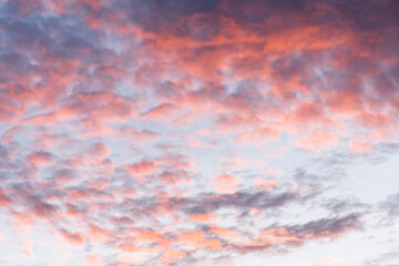 nuages flamboyant au lever du soleil, plein cadre