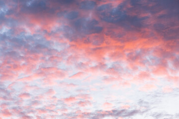 nuages flamboyant au lever du soleil, plein cadre