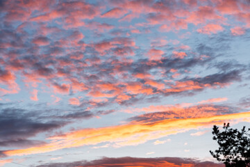 nuages flamboyant au lever du soleil, plein cadre
