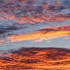 nuages flamboyant au lever du soleil, plein cadre
