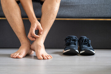 Men wear canvas shoes, he scratches legs and feet with itchy skin. Caused by  of shoes
