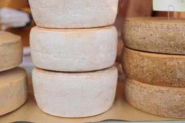 dettaglio di forme di formaggio fresco e artigianale