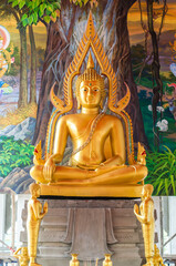 Fototapeta premium Golden Buddha statue in a serene environment