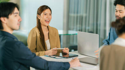 Collaborative business meeting with diverse professionals discussing ideas. atmosphere is positive and engaging, showcasing teamwork and communication. Leader Teamwork stratup