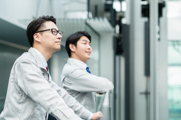 オフィスで働く男性エンジニア【撮影協力：スカパー東京メディアセンター】