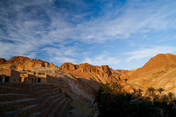 Oasi di Chebica con la sorgente di acqua potabile e l'antico villaggio Berbero. provincia di Tozeur,Tunisia