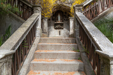 Scalinatella con statua della Madonna